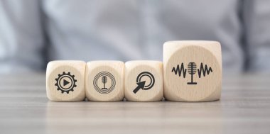Podcast konsepti sembollü tahta bloklar