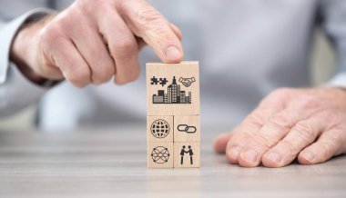 m & bir konseptin sembolü olan tahta bloklar