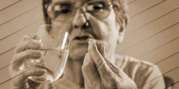 Mulher Velha Tomando Comprimido Com Copo Água Padrão Geométrico — Fotografia de Stock
