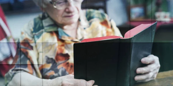 Стара Жінка Читає Книгу Вдома Геометричний Візерунок — стокове фото