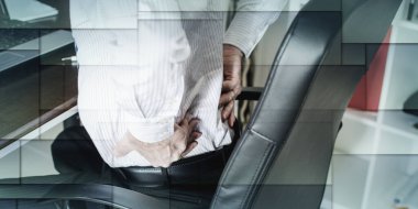 Ofiste sırt ağrısı olan bir iş adamı, geometrik desen