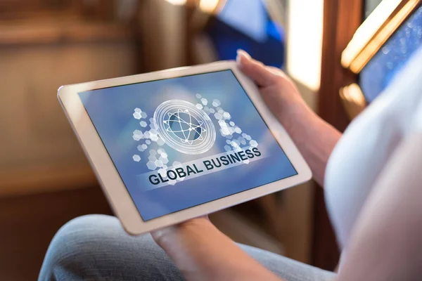 Wanita Memegang Tablet Yang Menunjukkan Konsep Bisnis Global — Stok Foto