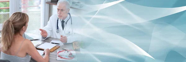 Старший Лікар Який Обговорює Пацієнткою Медичному Кабінеті Панорамний Банер — стокове фото