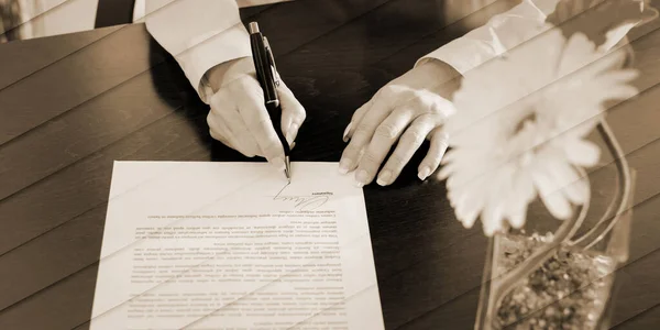 Businesswoman Signing Document Office Geometric Pattern — Photo