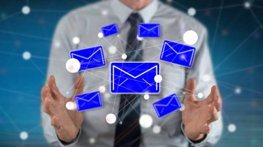 Arka plandaki bir adamın elleri arasındaki mesaj kavramı