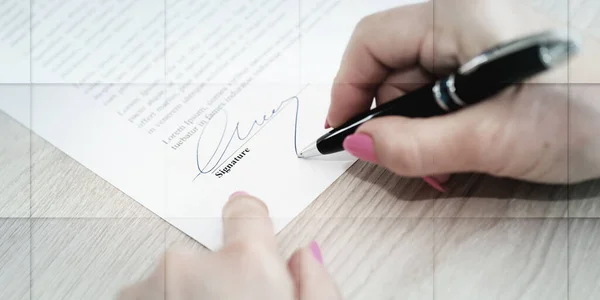 Mujer Firmando Documento Legal Patrón Geométrico — Foto de Stock