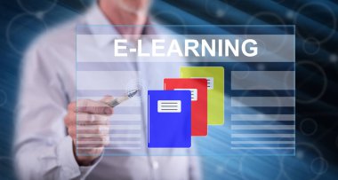 Dokunmatik ekranda kalemle bir e-öğrenme kavramına dokunan adam