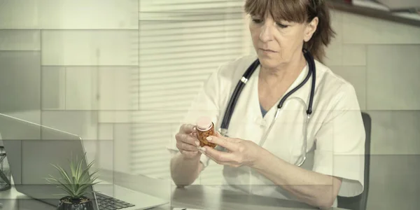 Kvinna Läkare Tittar Flaska Piller Läkarmottagningen Geometriskt Mönster — Stockfoto