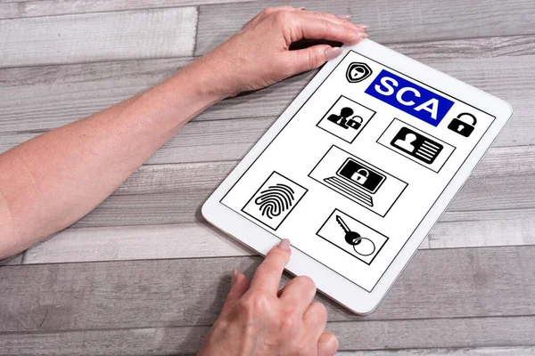 Bir kadın tarafından kullanılan tablette gösterilen Sca kavramı