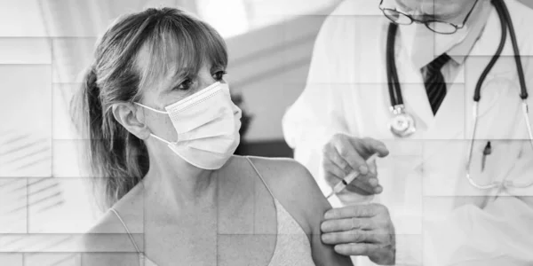 Γιατρός Που Χορηγεί Τον Εμβολιασμό Γυναίκα Ασθενή Στο Ιατρικό Γραφείο — Φωτογραφία Αρχείου