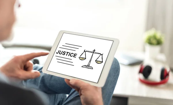 Οθόνη Tablet Που Εμφανίζει Μια Έννοια Δικαιοσύνης — Φωτογραφία Αρχείου