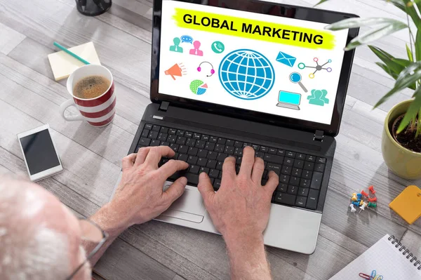 Globális Marketing Koncepció Jelenik Meg Laptop Által Használt Férfi — Stock Fotó