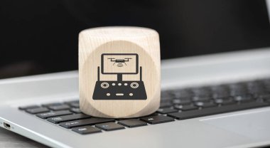 Laptop klavyesinde İHA konsepti sembolü olan tahta blok