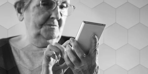 Elderly Woman Using Her Smartphone Geometric Pattern — Stockfoto