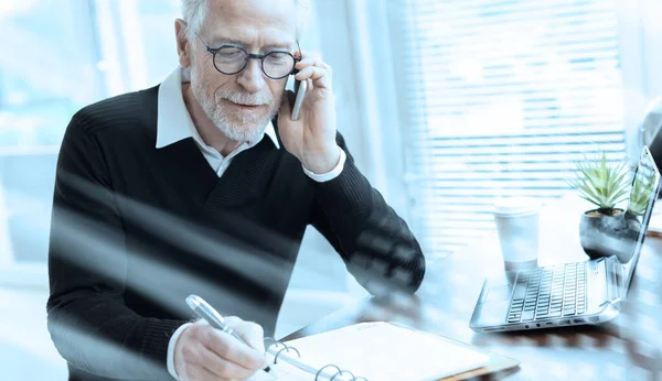 Senior Affärsman Talar Mobiltelefon För Att Boka Tid Ljus Effekt — Stockfoto