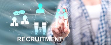 Kadın dokunmatik ekranda işe alım konseptine parmağıyla dokunuyor.