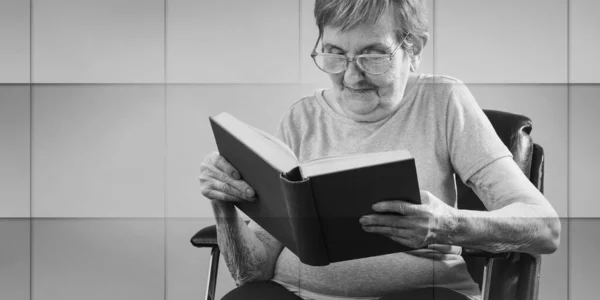 Портрет Пожилой Женщины Читающей Книгу Геометрический Узор — стоковое фото