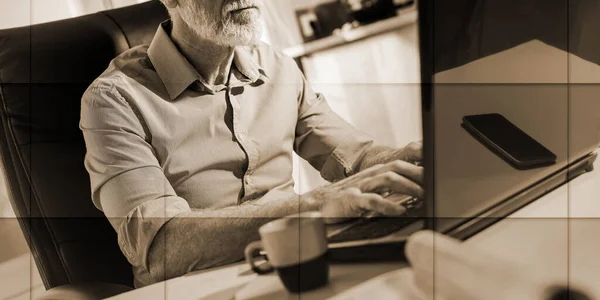 Portret Van Senior Zakenman Werkend Laptop Kantoor Hard Licht Geometrisch — Stockfoto