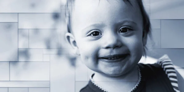 Πορτρέτο Του Χαρούμενος Χαριτωμένο Κοριτσάκι Ένα Όμορφο Χαμόγελο Γεωμετρικό Μοτίβο — Φωτογραφία Αρχείου