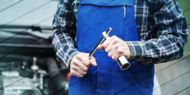 Arka planda araba motoru olan araba tamircisi tutma araçları, geometrik desen