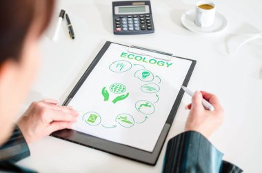 Bir kadın ekoloji kavramına bakıyor