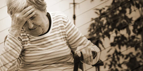 Starsza Kobieta Siedząca Cierpiąca Ból Głowy Geometryczny Wzór — Zdjęcie stockowe
