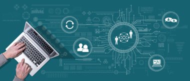 Sosyal web konsepti sembollü dizüstü bilgisayar kullanan ellerin üst görünümü