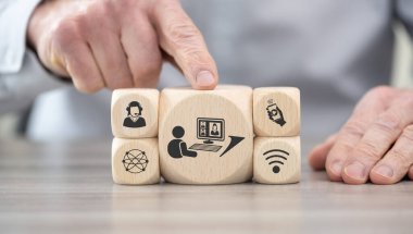 Web konferans konsepti sembollü tahta bloklar