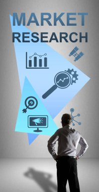 İş adamı duvara çizilmiş bir pazar araştırması konseptini izliyor