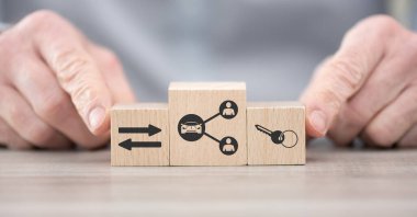 Araba paylaşım kavramının sembolü olan tahta bloklar