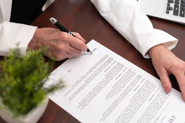 Hand Businesswoman Signing Contract Lorem Ipsum Text Used — Stock Photo, Image