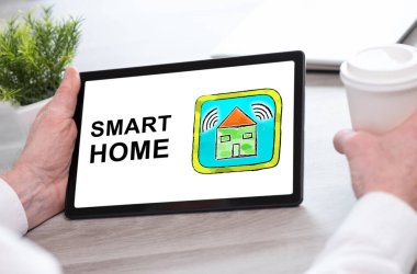 Akıllı ev kavramını gösteren tablet ekranı