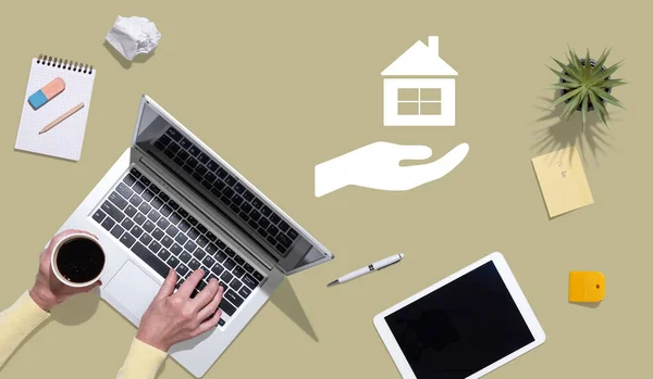 Вид Сверху Руки Помощью Ноутбука Символом Концепции Недвижимости — стоковое фото