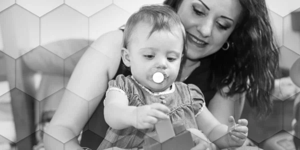 Menina Bebê Com Sua Mãe Brincando Com Tijolos Colordul Padrão — Fotografia de Stock