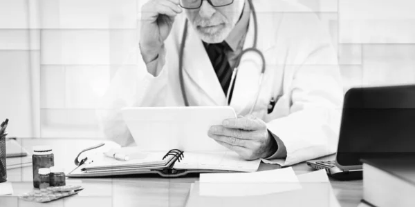Άρρεν Ανώτερος Γιατρός Χρησιμοποιώντας Ψηφιακή Ταμπλέτα Στο Ιατρικό Γραφείο Γεωμετρικό — Φωτογραφία Αρχείου