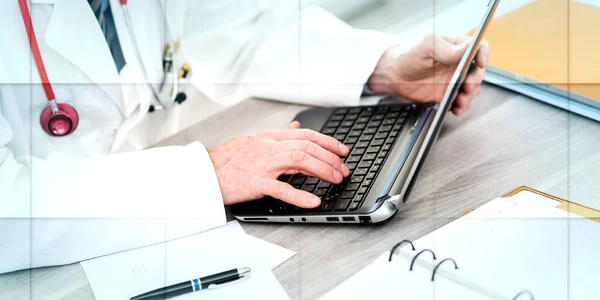 医療室でノートパソコンを使う男性医師 幾何学模様 — ストック写真
