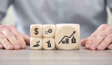 Kâr sembolü olan tahta bloklar.