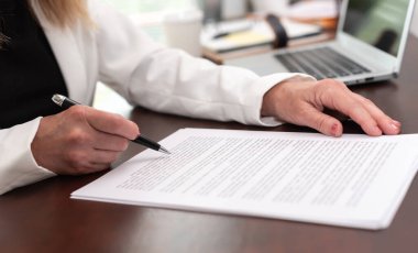 İş kadını ofiste belge okuyup kontrol ediyor (Lorem ipsum metni kullanıldı)