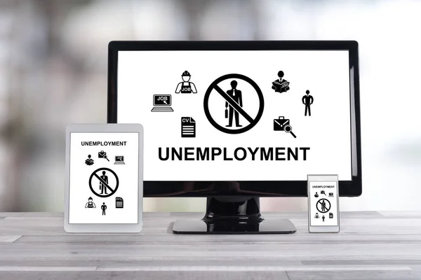 不同信息技术装置上显示的失业概念 — 图库照片