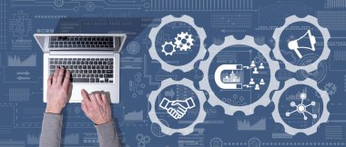 İşe alım kavramının sembolü olan dizüstü bilgisayar kullanan eller üst görünümü