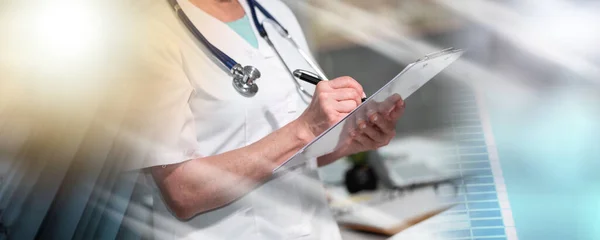 医療室のクリップボードにメモを取る女性医師 複数の露出 — ストック写真
