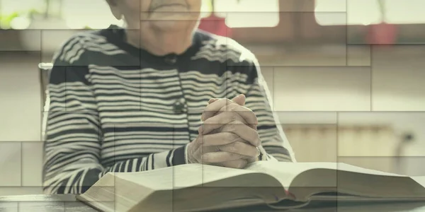 Ältere Frau Betet Mit Den Händen Über Der Bibel Geometrisches — Stockfoto