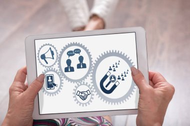 Bir kadın tarafından tutulan tablette gösterilen işe alım kavramı