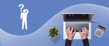 Soru konsepti sembollü dizüstü bilgisayar kullanan ellerin üst görünümü