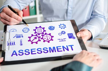 İş adamı değerlendirme kavramını panoda gösteriyor