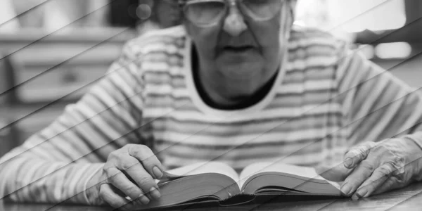 Alte Frau Liest Hause Ein Buch Geometrisches Muster — Stockfoto