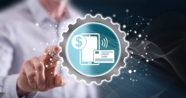 Adam dokunmatik ekranda bir e-ödeme konseptine parmağıyla dokunuyor.