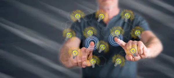 Mann Berührt Glühbirnen Auf Touchscreen Mit Den Fingern — Stockfoto
