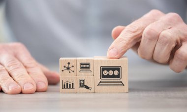 Çevrimiçi araştırma kavramının sembolü olan tahta bloklar