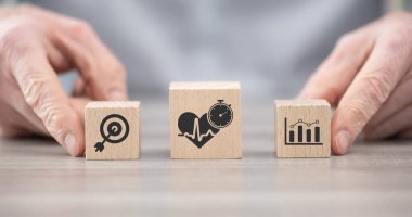 Zindelik sembollü tahta bloklar.